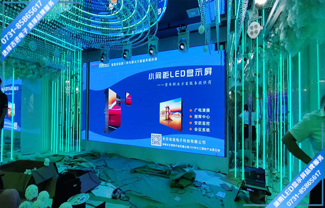 長沙岳陽麓區(qū)某酒店宴會(huì)大廳LED顯示屏.jpg 長沙岳陽麓區(qū)某酒店宴會(huì)大廳LED顯示屏.jpg